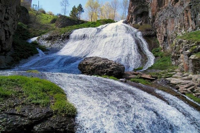 private-tour-to-khor-virap-areni-noravank-birds-cave-areni-1-jermuk