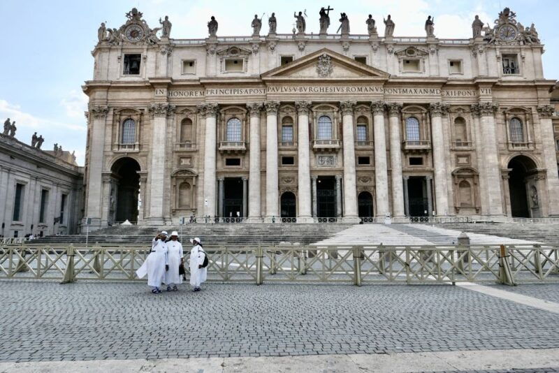 rome-guided-tour-of-st-peters-basilica-grottoes-square