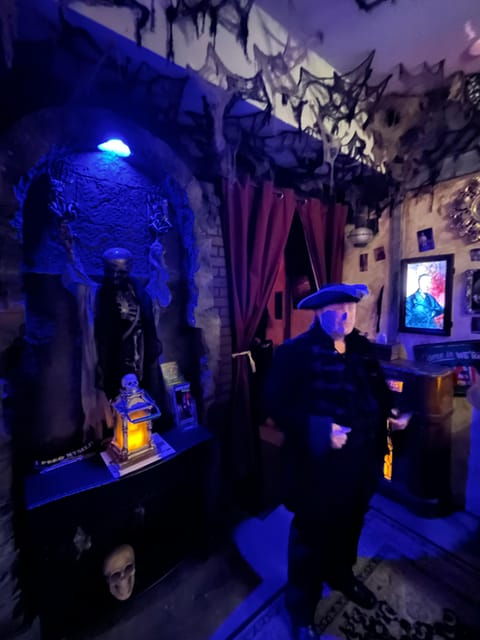salem-vampires-and-ghosts-walking-tour-with-haunted-objects