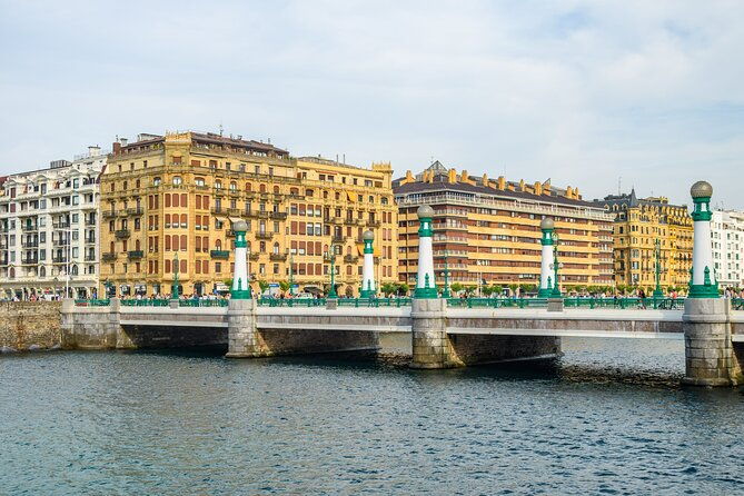 san-sebastian-old-town-exploration-game-and-tour