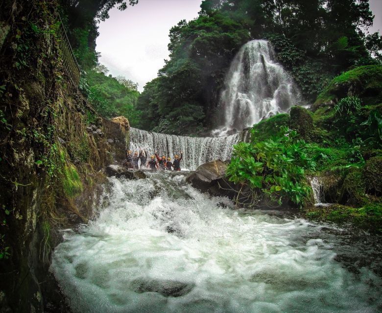 sao-miguel-caldeiroes-canyoning-experience