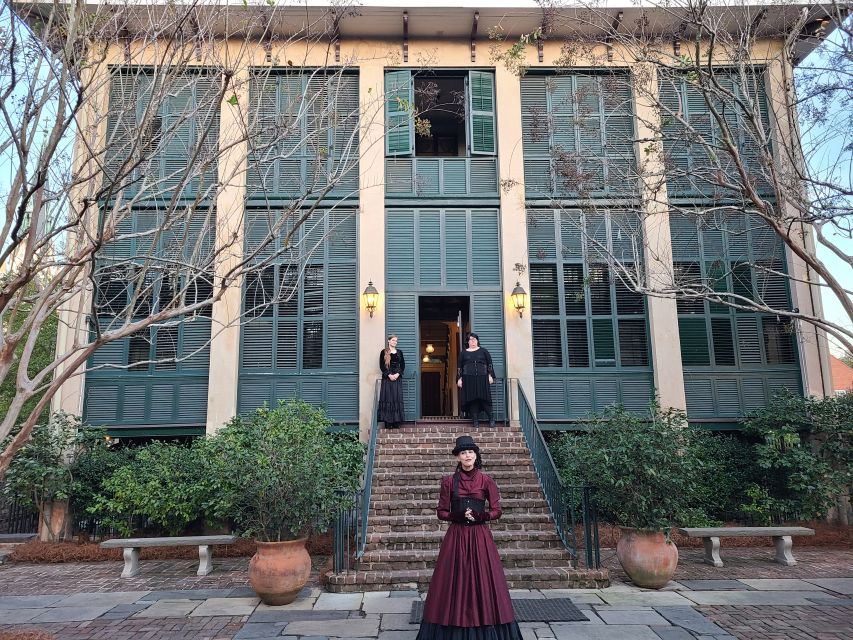 savannah-ghosts-and-gravestones-tour-with-low-house-entry