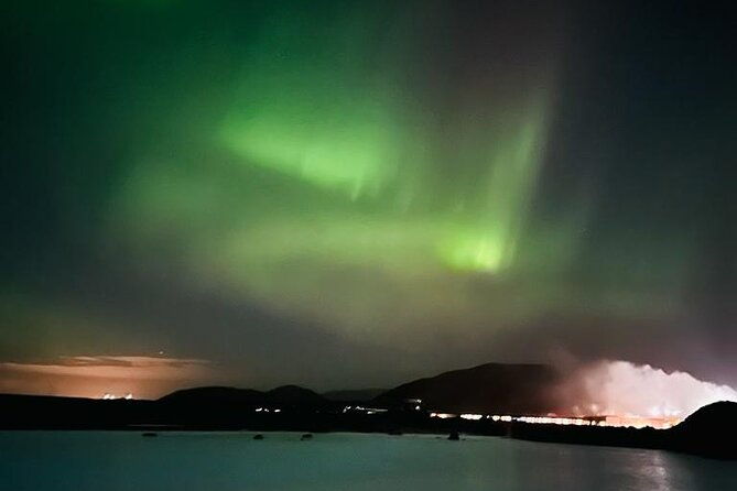 small-group-hunting-for-the-northern-lights-in-reykjavik-engrus