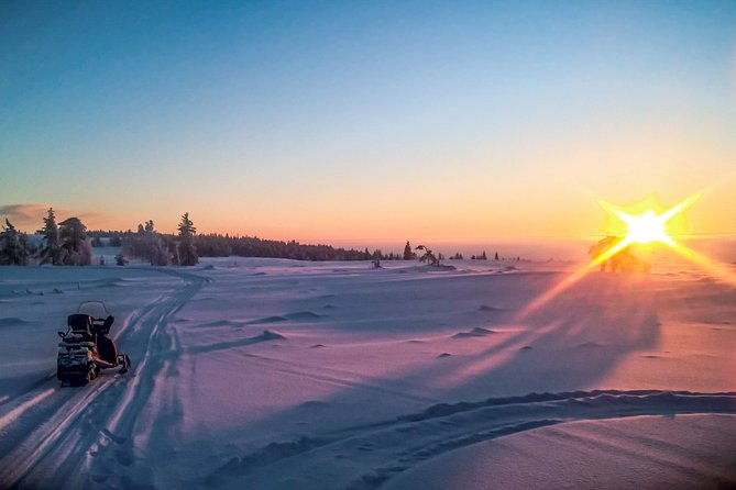 snowmobile-driving-morning-start