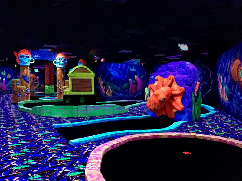 the-hague-glowgolf-glow-in-the-dark-indoor-minigolf