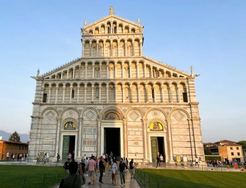 timed-entrance-to-leaning-tower-pisa-cathedral-with-audio