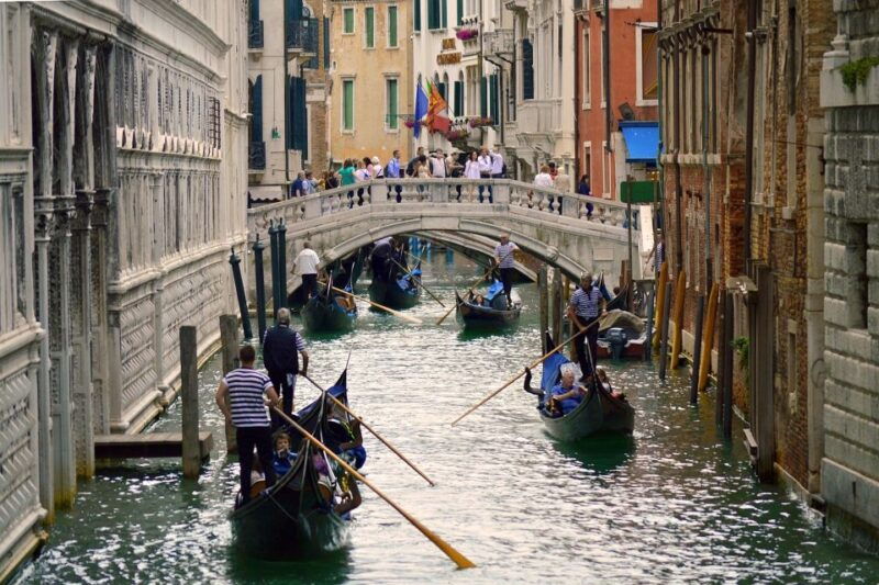 venice-doges-palace-with-st-marks-basilica-gondolas