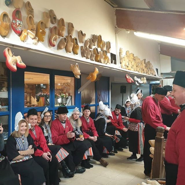 volendam-traditional-costume-photo-with-cheese-clog-tour