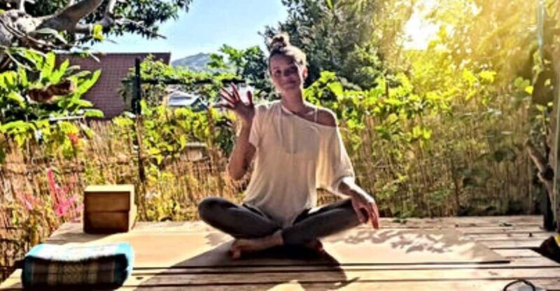waikikis-favourite-outdoor-yoga-classes-yoga-at-the-beach