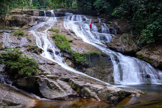 waterfall-rappelling-at-belize-bocawina-rainforest-falls