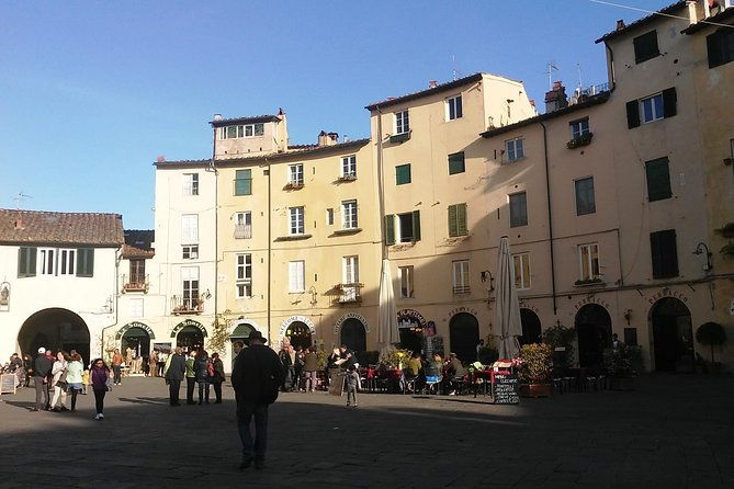 2-hours-relax-walking-tour-through-lucca