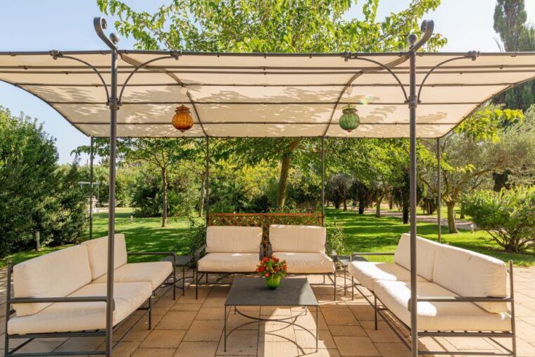 alghero-wine-and-olive-oil-tasting-at-a-local-farm