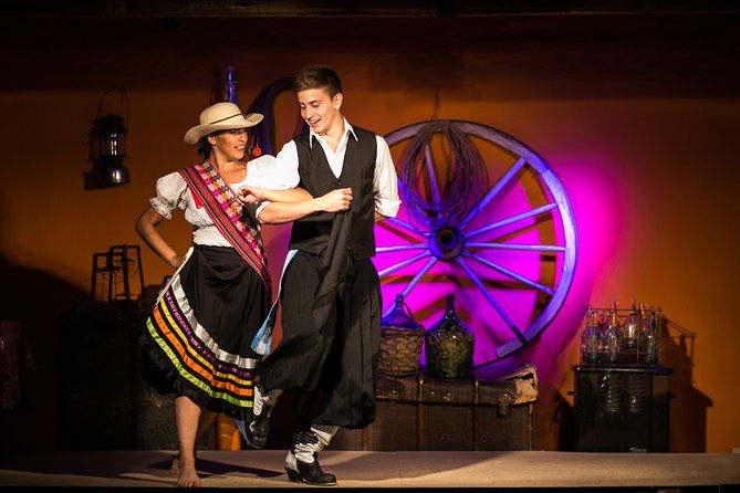 argentine-dinner-with-live-folklore-music-estancia-25-de-mayo