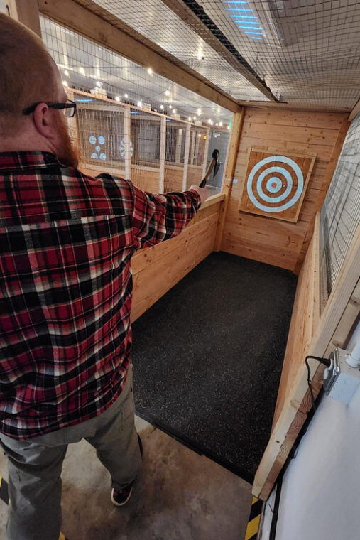 axe-throwing-60-minute-experience-2