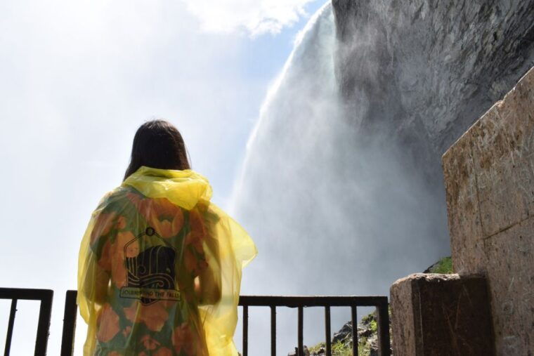 best-niagara-falls-guided-tour-behind-the-falls-boat-ride