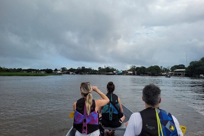 canoe-tour-along-the-water-trails-of-tortuguero-park