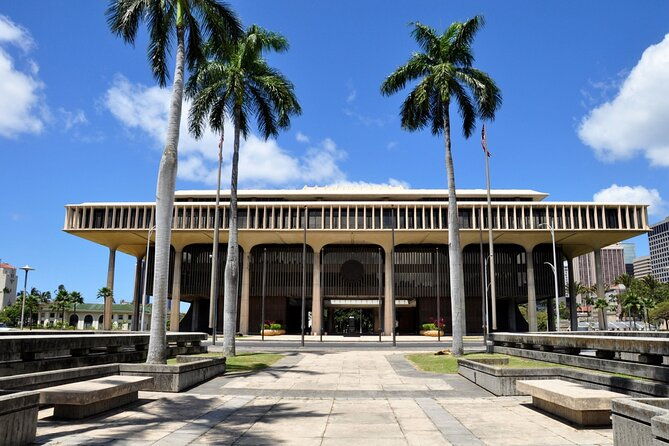 charms-of-honolulu-walking-tour-for-couples