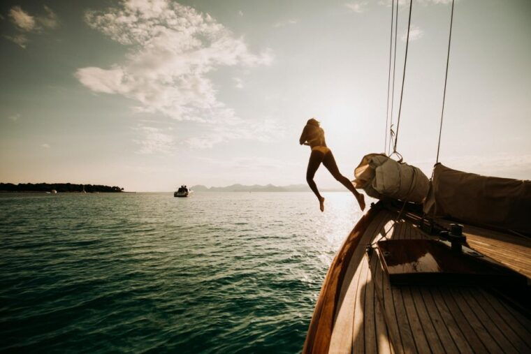 classic-yacht-sailing-in-cannes