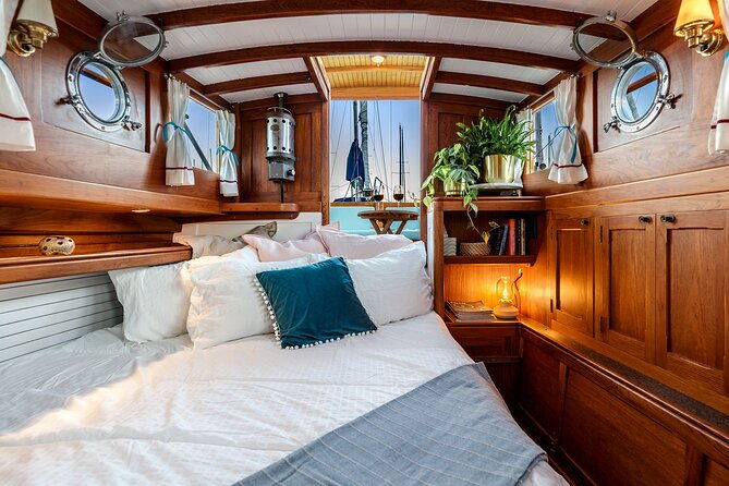 cruise-san-francisco-bay-on-a-century-old-sausalito-yacht