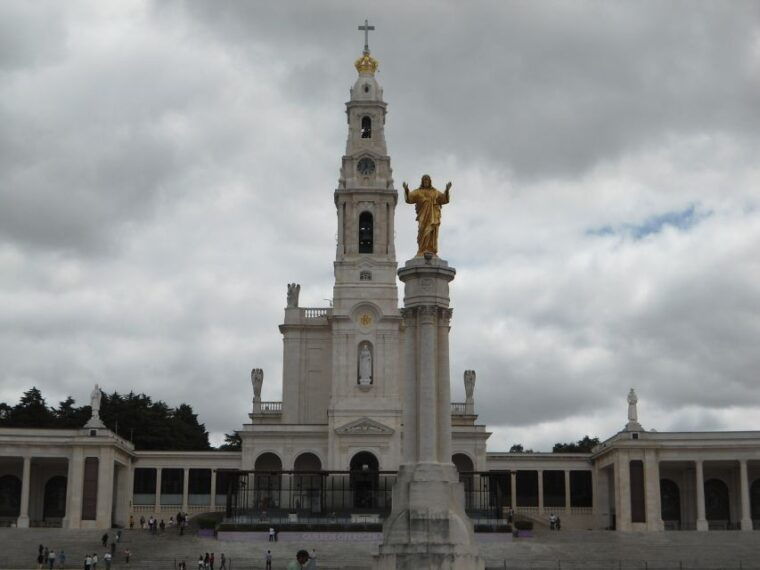 fatima-batalha-alcobaca-nazare-and-obidos-private-tour-2