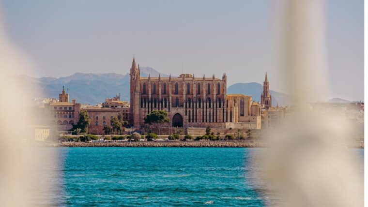 from-magaluf-palma-bay-sightseeing-cruise-with-live-music