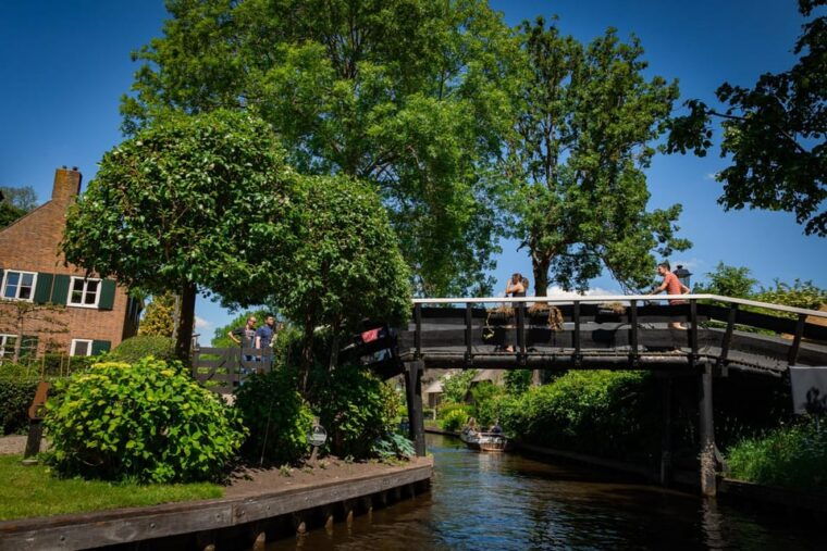 giethoorn-canal-cruise-tour-sightseeing-village