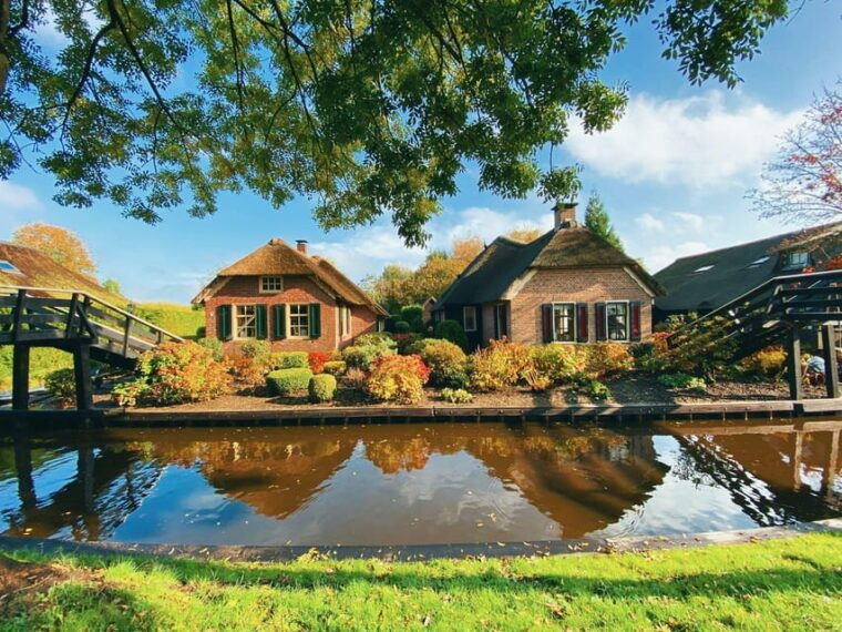 giethoorn-luxury-private-boat-2-hour-tour-with-local-guide