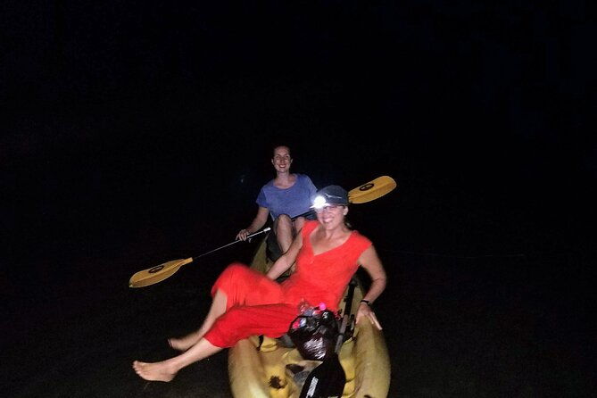 guided-bioluminescence-night-kayaking-adventure-in-belize