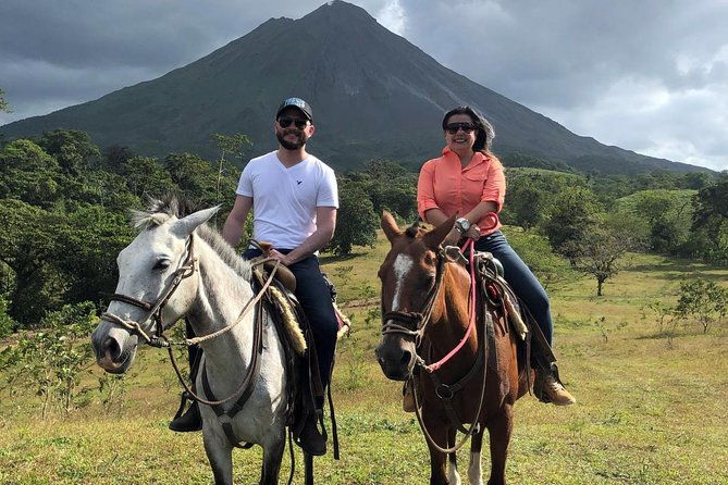horseback-riding-to-the-arenal-river-canyon