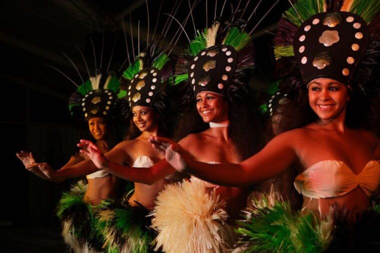 kauai-buffet-dinner-with-open-bar-and-luau-kalamaku-show