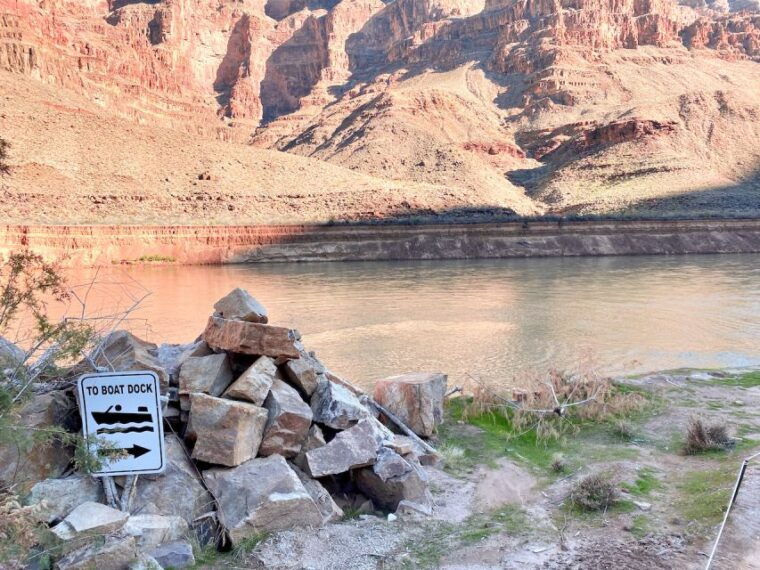 las-vegas-grand-canyon-helicopter-ride-boat-tour-skywalk