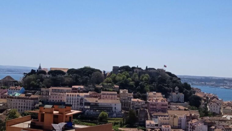 lisbon-old-town-with-street-art-highlights