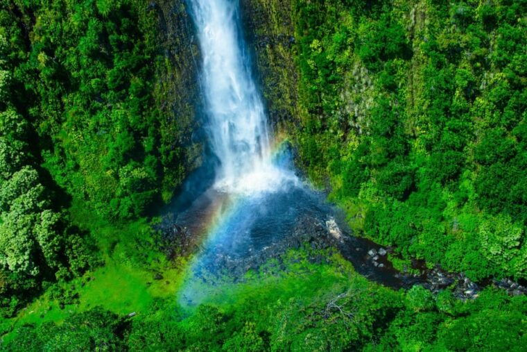 luxury-picnic-volcanoes-waterfalls-private-helicopter