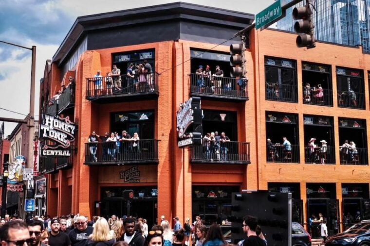 nashville-drinkers-thinkers-pub-crawl-2
