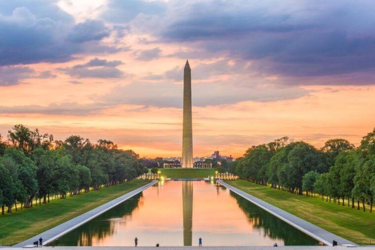 peaceful-family-walking-tour-in-washington