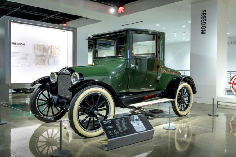 petersen-automotive-museum-private-highlights-tour