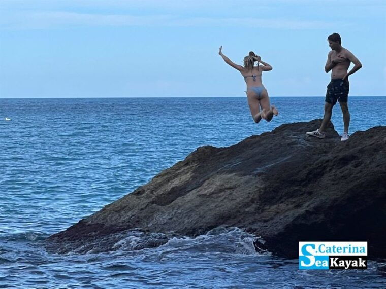 polignano-kayak-tour-swimming-stop-in-cave