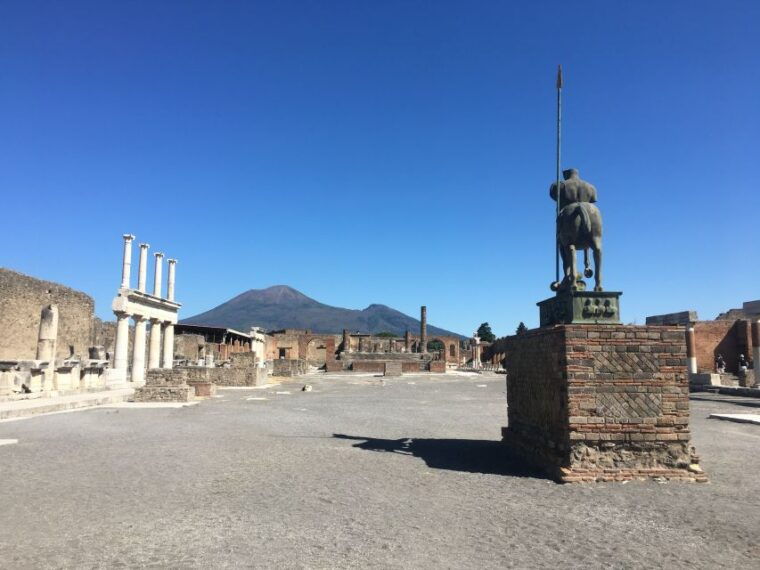pompeii-guided-tour-with-archaeologist-with-max-12-people