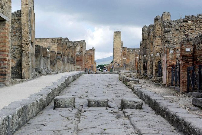 pompeii-ruins-excursion-for-3-hours-round-trip-included