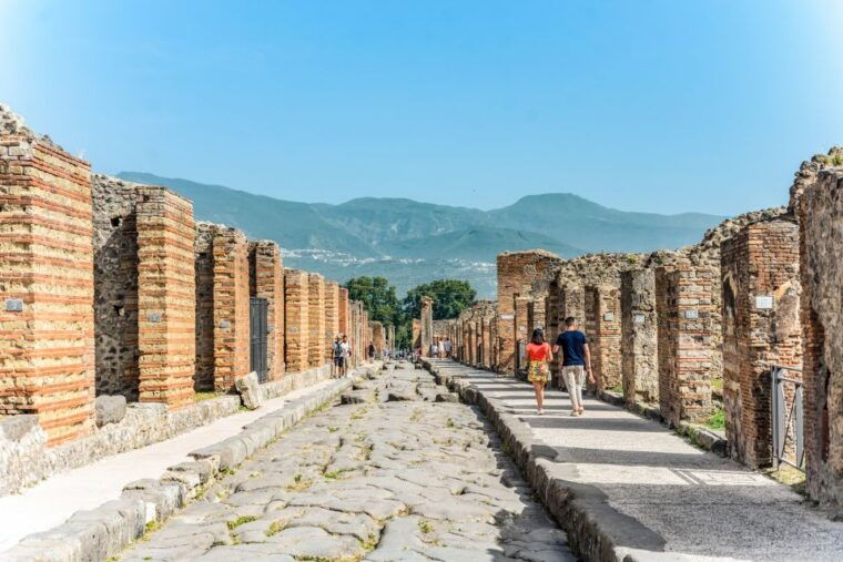 pompeii-small-group-tour-with-an-archaeologist-2