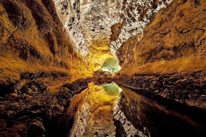 private-luxury-full-day-timanfaya-tour-jameos-del-agua-and-cueva-de-los-verdes