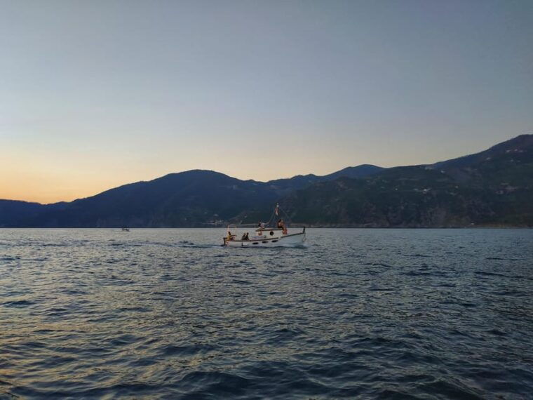 riomaggiore-cinque-terre-sunset-tour-with-wine-focaccia