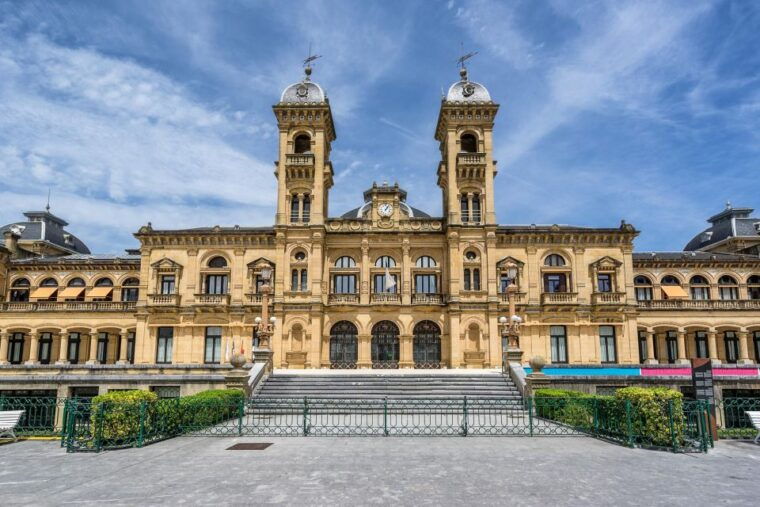 san-sebastian-private-walking-tour-with-pintxo-and-drink
