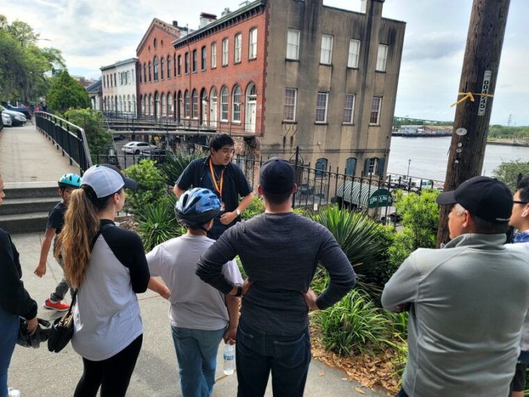 savannah-historical-bike-tour-with-tour-guide