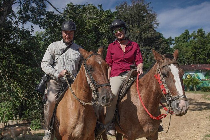 scenic-horseback-ride-in-tropical-mountain-reserve