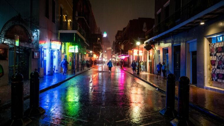 self-guided-audio-ghost-tour-in-new-orleans-in-6-languages