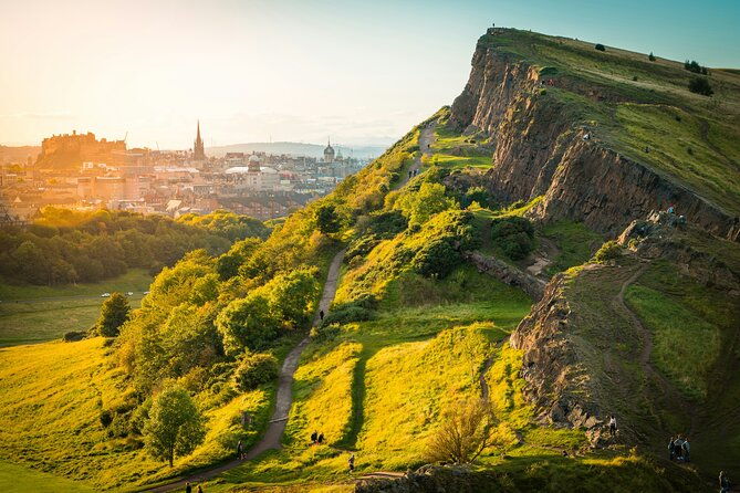 small-group-guided-hike-of-arthurs-seat-and-holyrood-park
