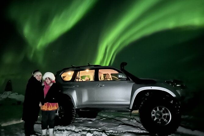 small-group-hunting-for-the-northern-lights-in-reykjavik-engrus