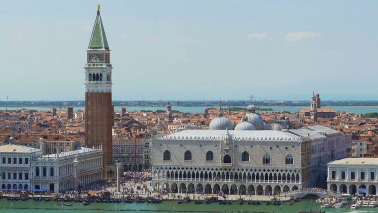 stroll-the-halls-of-doges-palace-on-a-guided-tour-in-venice