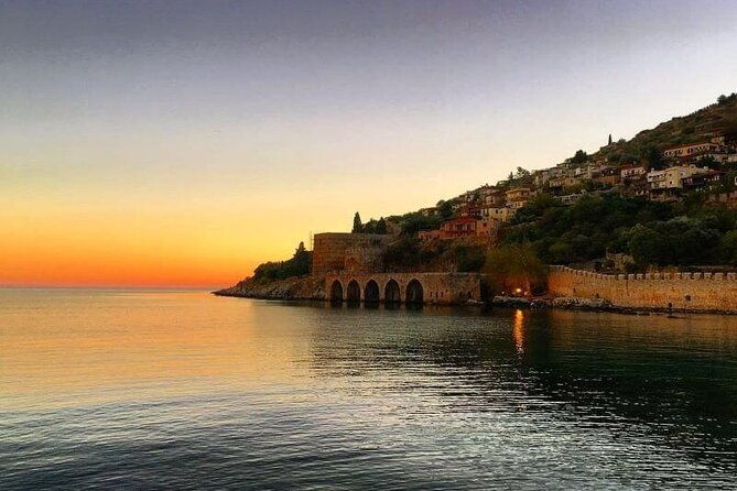 sunset-boat-trip-along-the-coast-of-alanya